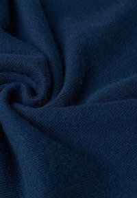 Navyblauem Stoff mit einer weichen, strukturierten Oberfläche, die ein glattes, leicht glänzendes Finish und subtile Webmuster aufweist.