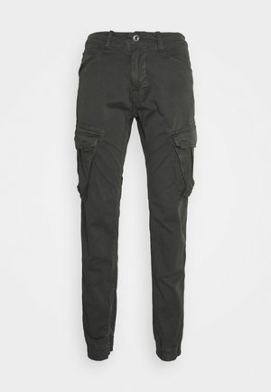 Pantalones cargo de color verde oscuro, confeccionados en una mezcla de algodón, que cuentan con múltiples bolsillos laterales, puños ajustados en los tobillos y un cierre de cremallera con botón.