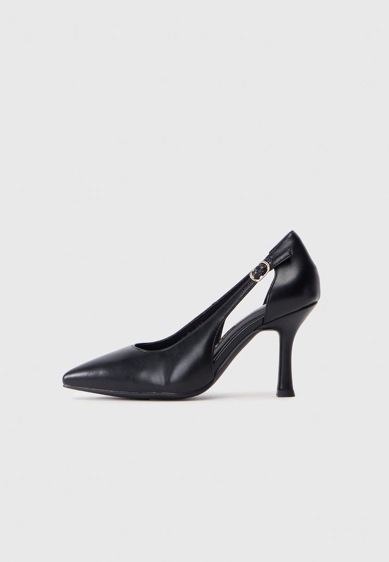 Μαύρο δερμάτινο ψηλοτάκουνο μποτάκι με μυτερή μύτη και ανοιχτό σχέδιο στο πλάι. Διαθέτει ρυθμιζόμενο λουράκι με στρογγυλή χρυσή αγκράφα.