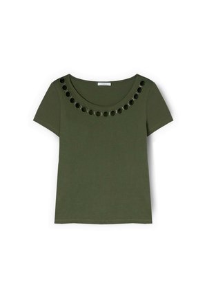 Oliwkowa koszula z krótkim rękawem i dekoltem w kształcie litery U, ozdobiona rzędem czarnych oczek wokół kołnierza.