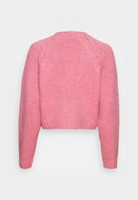 Pull court rose en tricot. Il présente un large col, un ourlet côtelé et une surface texturée avec des détails de couture visibles.