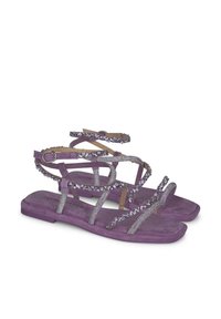 Paarse leren sandalen met decoratieve rhinestone accenten, meerdere banden en een platte zool met een vierkante teen design.
