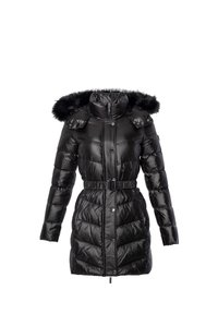 Abrigo acolchado negro con cinturón, cuello alto y capucha desmontable con borde de piel sintética negra, con cremallera frontal y botones a presión.