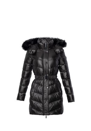 Giacca imbottita nera con cintura, collo alto e cappuccio staccabile rifinito con pelliccia sintetica nera, dotata di cerniera frontale e bottoni a pressione.