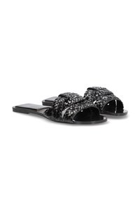 Sandalias de tira tejidas negras con un diseño trenzado en la parte superior, puntera abierta, suela plana y textura suave. Sin herrajes ni adornos visibles.