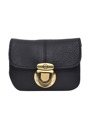 Petite pochette noire en cuir avec rabat texturé et une serrure ronde en laiton au centre sur fond blanc.