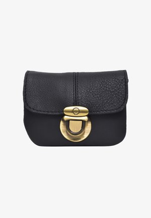 Petite pochette noire en cuir avec rabat texturé et une serrure ronde en laiton au centre sur fond blanc.