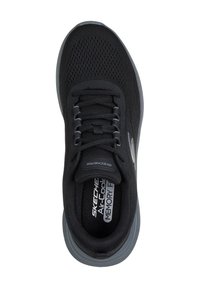 Schwarzer Sportschuh mit Obermaterial aus Mesh, Schnürverschluss und gepolstertem Kragen. Verfügt über eine graue Gummisohle und die Aufschrift "Skechers Air-Cooled Memory".