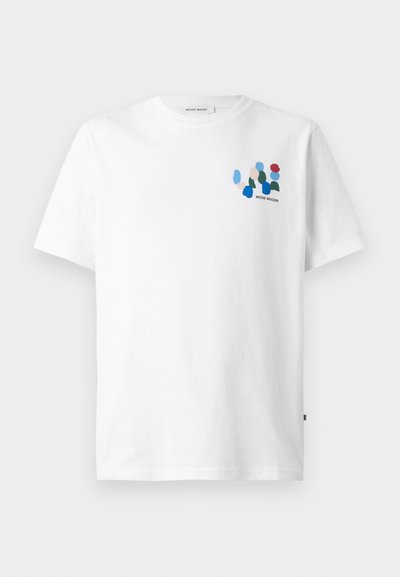 Valge puuvillane T-särk, mille vasakul rinnal on erksavärviline abstraktne joonistus siniste, roheline, punaste ja virsiku kujunditega. Lühikesed varrukad ja ümar kaelus.