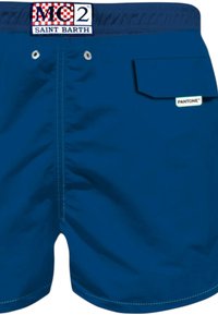 Bañador azul con cintura elástica, ojales metálicos en la parte delantera, un bolsillo trasero y una etiqueta blanca de Pantone en el bolsillo.