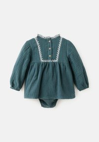 Zelena pamučna bodi dugih rukava s teksturiranom tkaninom, dizajnom u slojevima, bijelim izvezenim rubom i mesinganim gumbima na ovratniku.