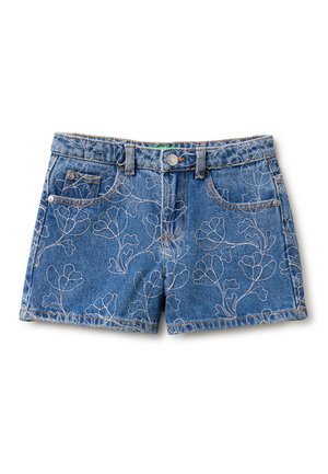 Short en denim bleu avec broderie florale blanche, bouton à l'avant, passants de ceinture et poches avant sur fond blanc.