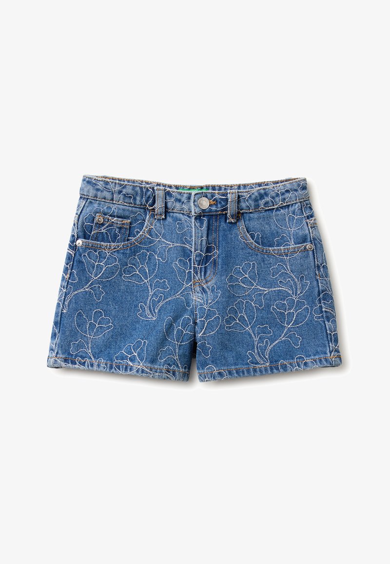 Short en denim bleu avec broderie florale blanche, bouton à l'avant, passants de ceinture et poches avant sur fond blanc.