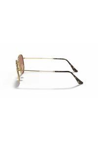 Gafas de sol de metal dorado con lentes redondos, que presentan un tinte rosa claro y puntas de acetato con patrón de carey en las varillas.