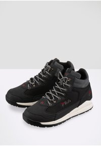 Czarne sneakersy za kostkę wykonane z zamszu i siateczki, z szarymi sznurowadłami, metalowymi oczkami i białą oraz czarną podeszwą. Widoczne czerwone akcenty.