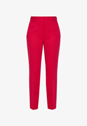 Czerwone spódnie z dopasowanym krojem, o gładkiej fakturze, z płaskim przodem i delikatnymi liniami zagniecenia na każdej nogawce.