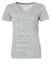 Camiseta gris con cuello en V, hecha de una tela ligera, que presenta un gran diseño gráfico en blanco con la palabra "JUST" impresa verticalmente en la parte frontal.