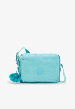 Turkis stof crossbody taske, rektangulær form, med en struktureret overflade, frontlogo-detalje og en fyldig nøglering som tilbehør.