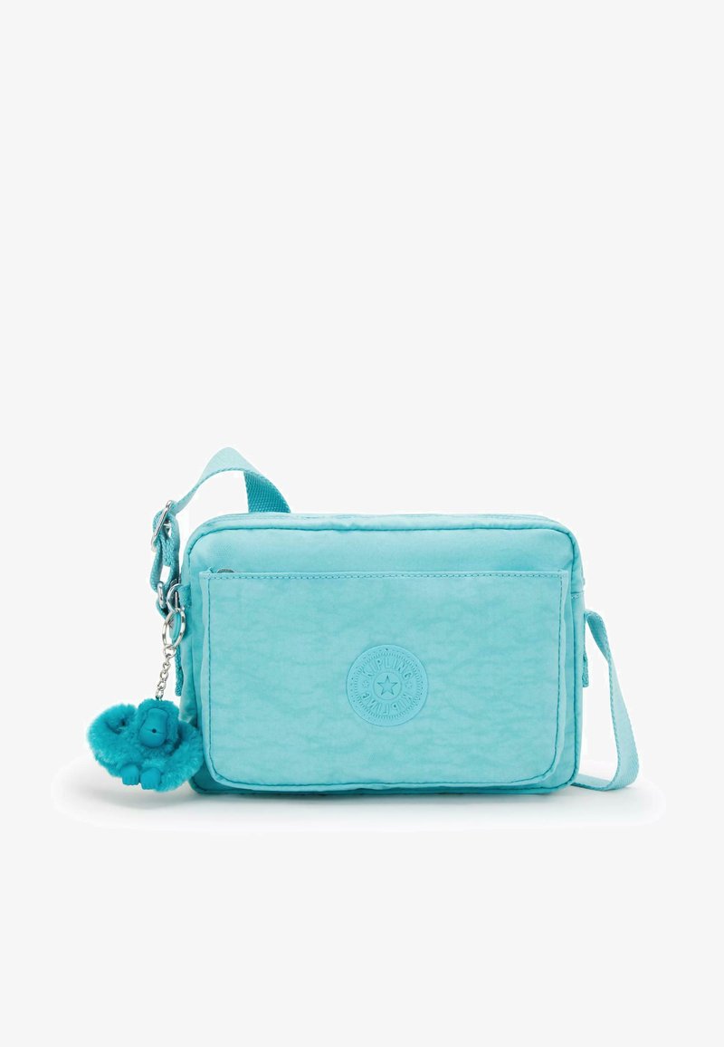 Borsa a tracolla turchese, forma rettangolare, con superficie testurizzata, dettaglio logo anteriore e un accessorio portachiavi peloso.