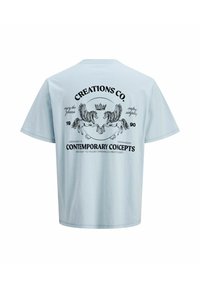 Lyseblå bomulds t-shirt med et stort sort grafisk motiv af to bevingede heste, tekstdesign og rund halsudskæring.