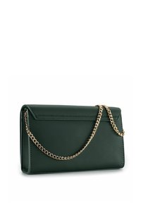 Borsa a tracolla in pelle verde con catena dorata, caratterizzata da una forma rettangolare e un design minimalista, evidenziato da linee pulite.