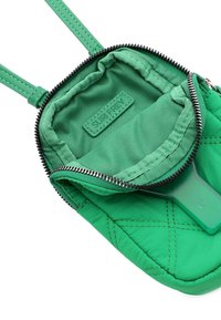 Groene geblokte tas met zwarte rits, van gestructureerd materiaal, en een enkele verstelbare schouderriem. Het interieur heeft een bijpassende voering en is gelabeld "SURF REY."