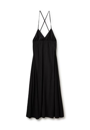 Longue robe noire sans manches avec fines bretelles croisées et col en V, présentée sur fond blanc.