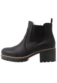 Botines negros de cuero texturizado con punta redonda, paneles laterales elásticos y suela de goma. Cuenta con un tacón apilado y costuras en contraste.