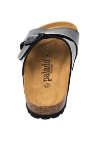 Schwarze Slippersandalette mit einem breiten Riemen und einer Schnalle, einem Korkfußbett mit samtiger Textur und einer strukturierten Gummisohle.