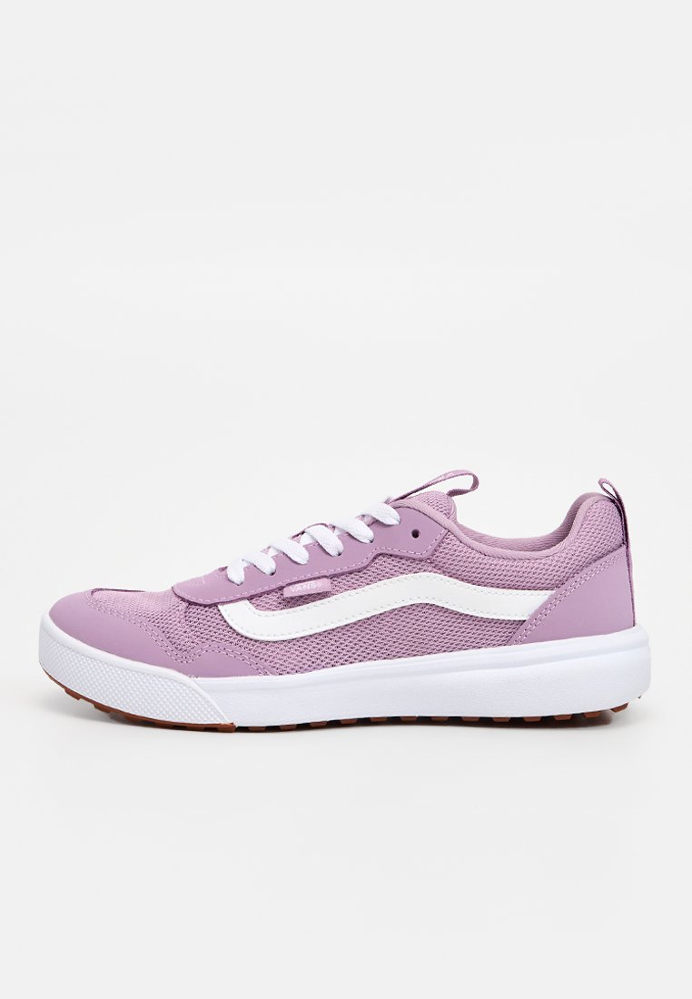 Zapatilla de color púrpura claro con acentos blancos, tela de malla, puntera redonda, cordones planos y suela de goma. Presenta un diseño de raya lateral blanca.
