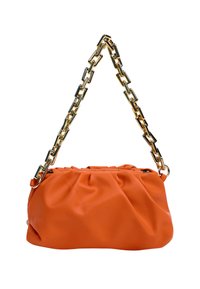 Borsa a tracolla in pelle arancione con design arricciato, dotata di una tracolla in catena dorata e superficie liscia. Chiusura superiore con zip.