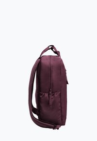 Paars backpack met een gestructureerde stof, rechthoekige vorm, voorzak met rits en verstelbare banden bovenop en aan de zijkant.