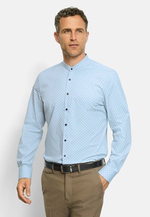 Hellblaues Langarmhemd mit Stehkragen, das ein gepunktetes Muster in dunklerem Blau aufweist, mit schwarzen Knöpfen verschlossen.