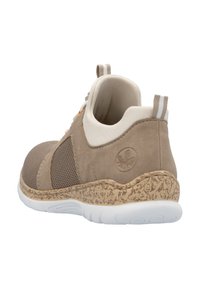 Baskets beige avec des panneaux en mesh et en daim, semelle intermédiaire en liège texturé, semelle extérieure en caoutchouc blanc et un léger talon. Comprend une lanière de traction et un détail de logo.