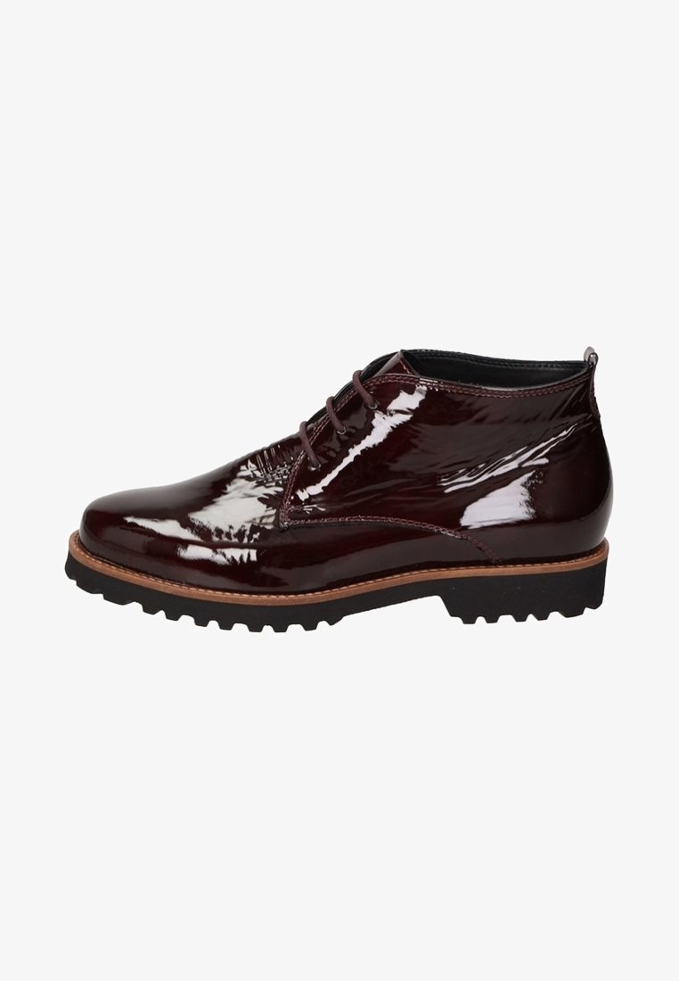 Bottine à lacets en cuir brillant bordeaux foncé avec semelle crantée en caoutchouc noir et détails brun sur la trépointe.