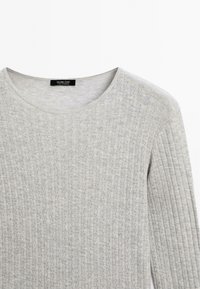 Light gray ribbed sweater with a wide round neckline, made from soft fabric, featuring thin vertical lines and a discreet brand label.