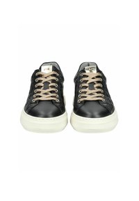 Schwarze Leder-Sneaker mit strukturiertem Obermaterial, beigen Schnürsenkeln und weißen Gummisohlen. Sie verfügen über eine runde Zehenpartie und dezentes Branding auf der Zunge.