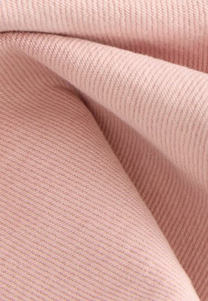 Helles rosa Gewebe mit feiner gerippter Struktur, das weiche Falten und einen subtilen Glanz zeigt, entworfen für Komfort und Vielseitigkeit in der Bekleidung.