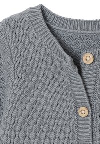 Hellgrauer Strickcardigan mit geripptem Kragen und Blende, ausgestattet mit zwei beigen Knöpfen, die mit dem Markennamen graviert sind.