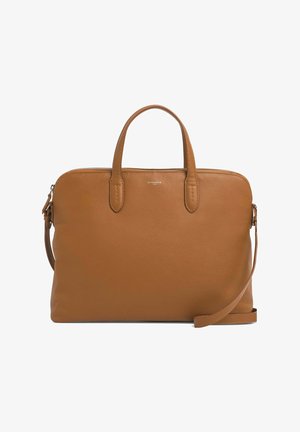 Borsa tote in pelle marrone con doppi manici superiori e tracolla regolabile, caratterizzata da una superficie liscia e minimi dettagli hardware.