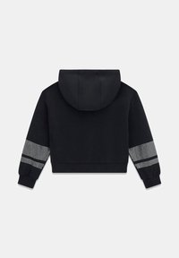 Sweat-shirt à capuche noir avec un design raccourci. Présente des accents texturés sur les manches avec des motifs de bandes réfléchissantes. Matière douce.