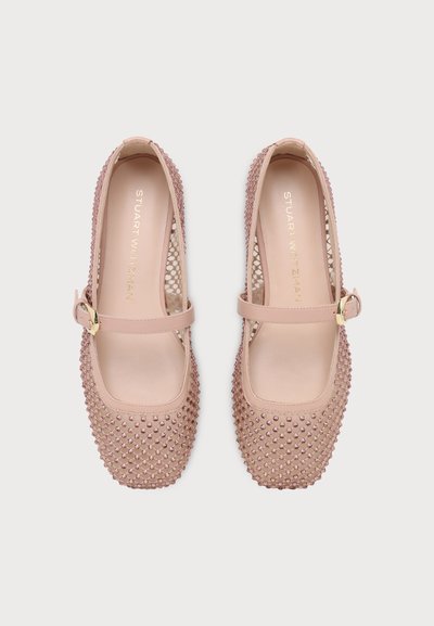 Paire de chaussures Mary Jane roses avec un design en maille cloutée et des boucles dorées, vues de dessus sur un fond blanc.