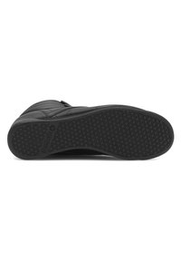 Must musta kingad tekstureeritud kummitaldaga, millel on ringikujuline muster. Kujundus sisaldab madalat profiili ja minimalistlikke aktsente.