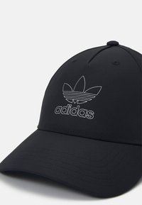 Fekete baseball sapka sima anyagból, elöl hímzett fehér Adidas logóval és három levél alakú díszítéssel.