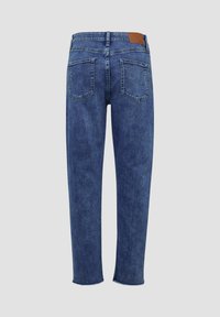 Donkerblauwe denim jeans met een rechte pijp, twee achterzakken en een bruine leren taillepatch. Ruwe zoomdetails bij de enkel.
