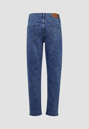 Tumši zili džinsi ar taisnu kāju, divām aizmugurējām kabatām un brūnu ādas jostas plāksni. Neapstrādāts apmale pie potītes.