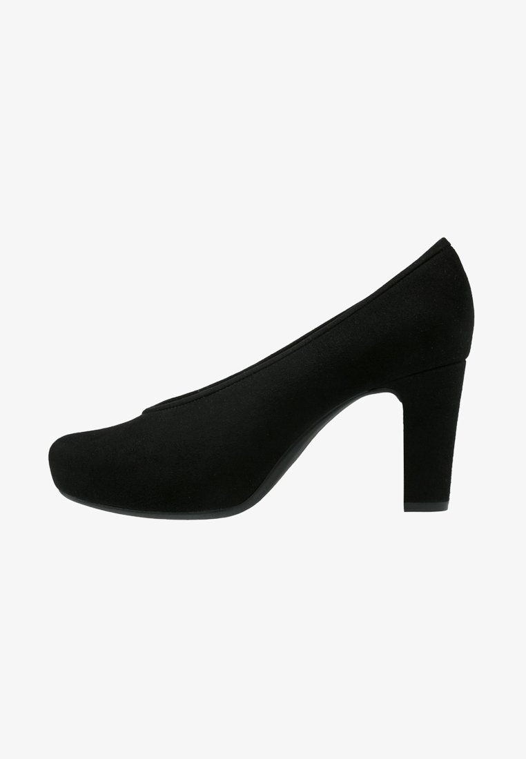 Escarpin noir en daim à talons hauts avec un bout rond et un talon épais. Texture lisse avec un design sans couture et sans matériel visible.