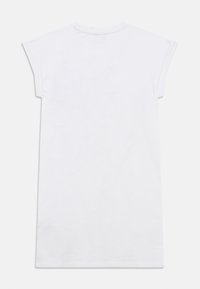 Λευκό βαμβακερό φόρεμα με κοντά ριγμένα μανίκια, στρογγυλή λαιμόκοψη και ίσια γραμμή. Λείο ύφασμα, χωρίς σχέδια ή λεπτομέρειες. Πλάγια όψη από πίσω.