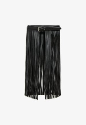 Černá kožená sukně ve stylu pásku s dlouhými úzkými třásněmi visícími dolů, zajištěná stříbrnou obdélníkovou sponou v pase.