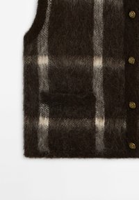 Gilet en laine foncé et duveteux avec un motif à carreaux gris clair et blanc, des boutons décoratifs dorés et une petite poche avant sur le côté gauche.